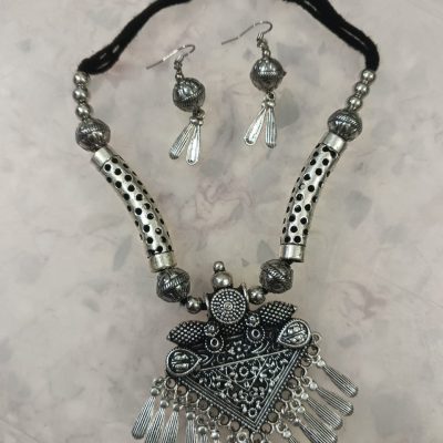 Oxoise black polish necklace