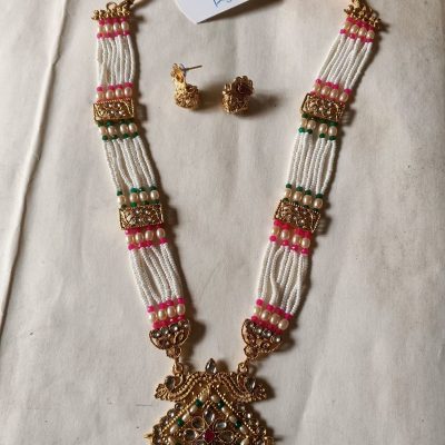 Traditional set with earrings