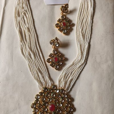 Traditional set with earrings